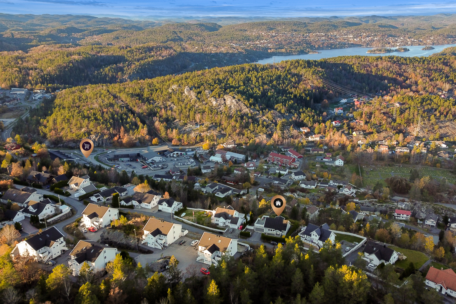 På populære Sjåen i Kragerø finner du denne flotte og innholdsrike eneboligen! Galleribilde