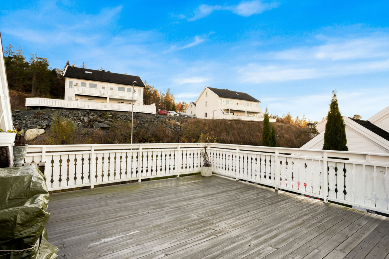 Stor terrasse med masse plass til ønsket møblering. Galleribilde
