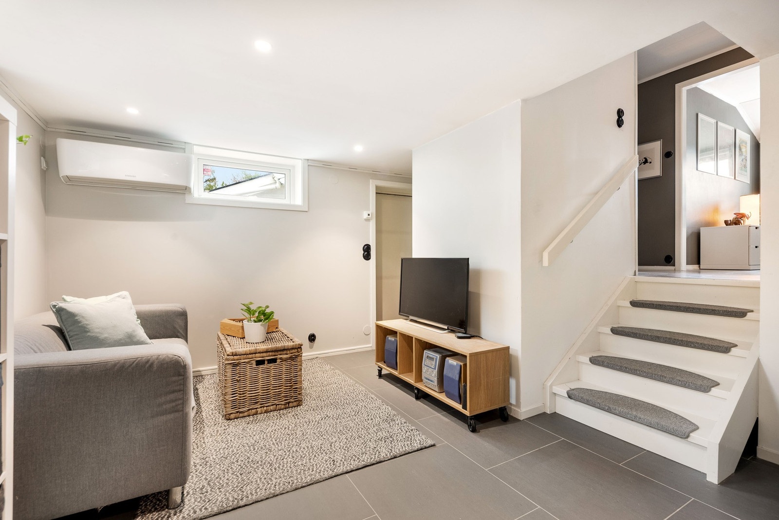 Trappeadkomst mellom planene. Galleribilde