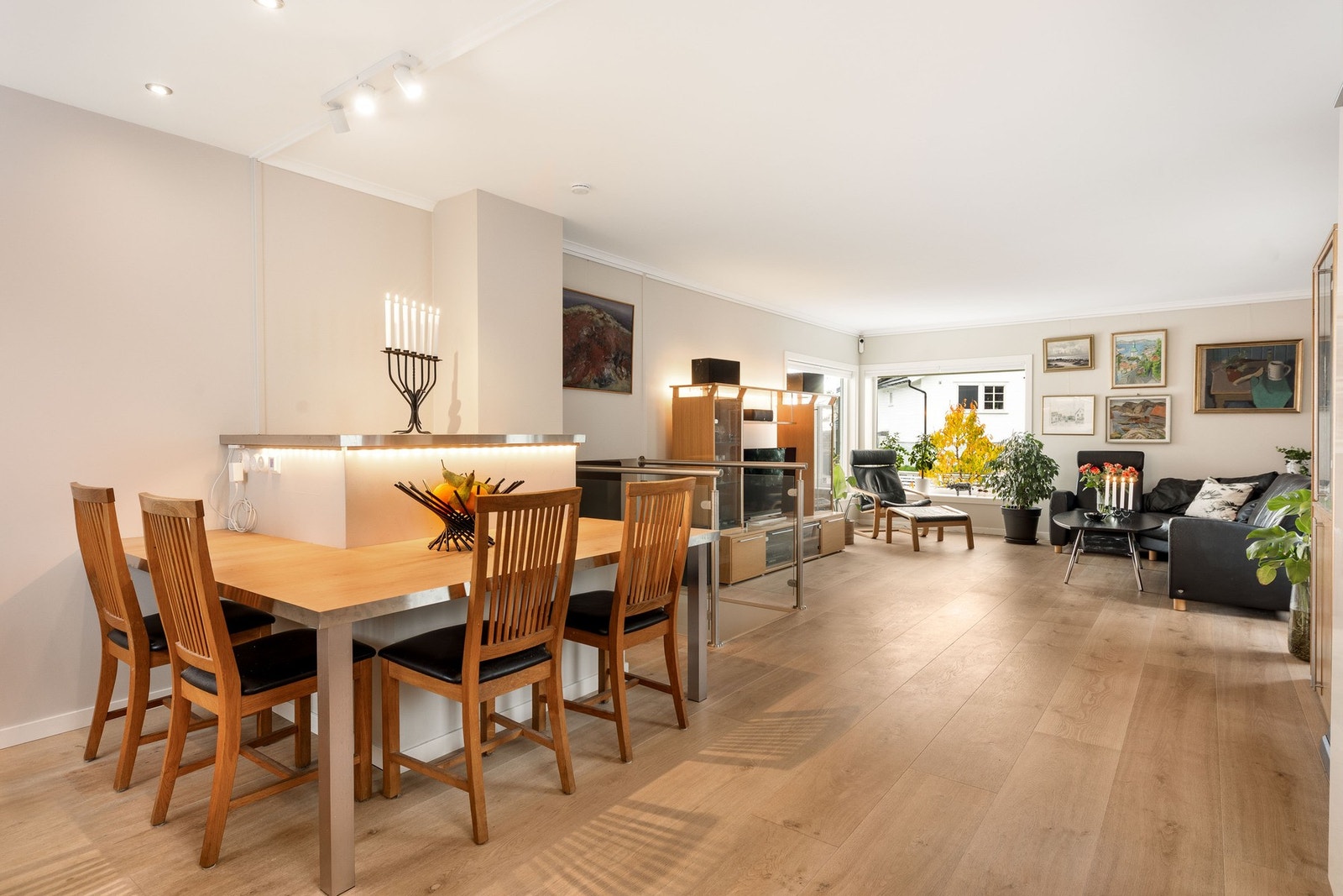 Det er god plass til spisestue. Galleribilde