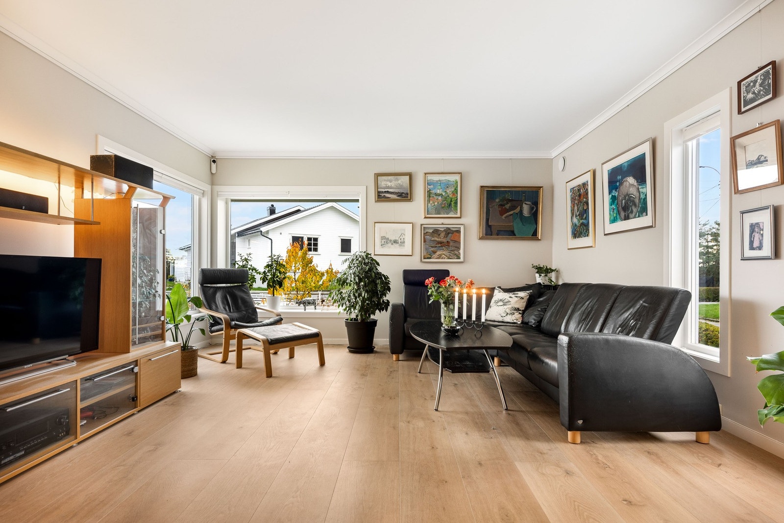 Stuen er romslig og har god plass til sofagruppe og annen møblering. Galleribilde