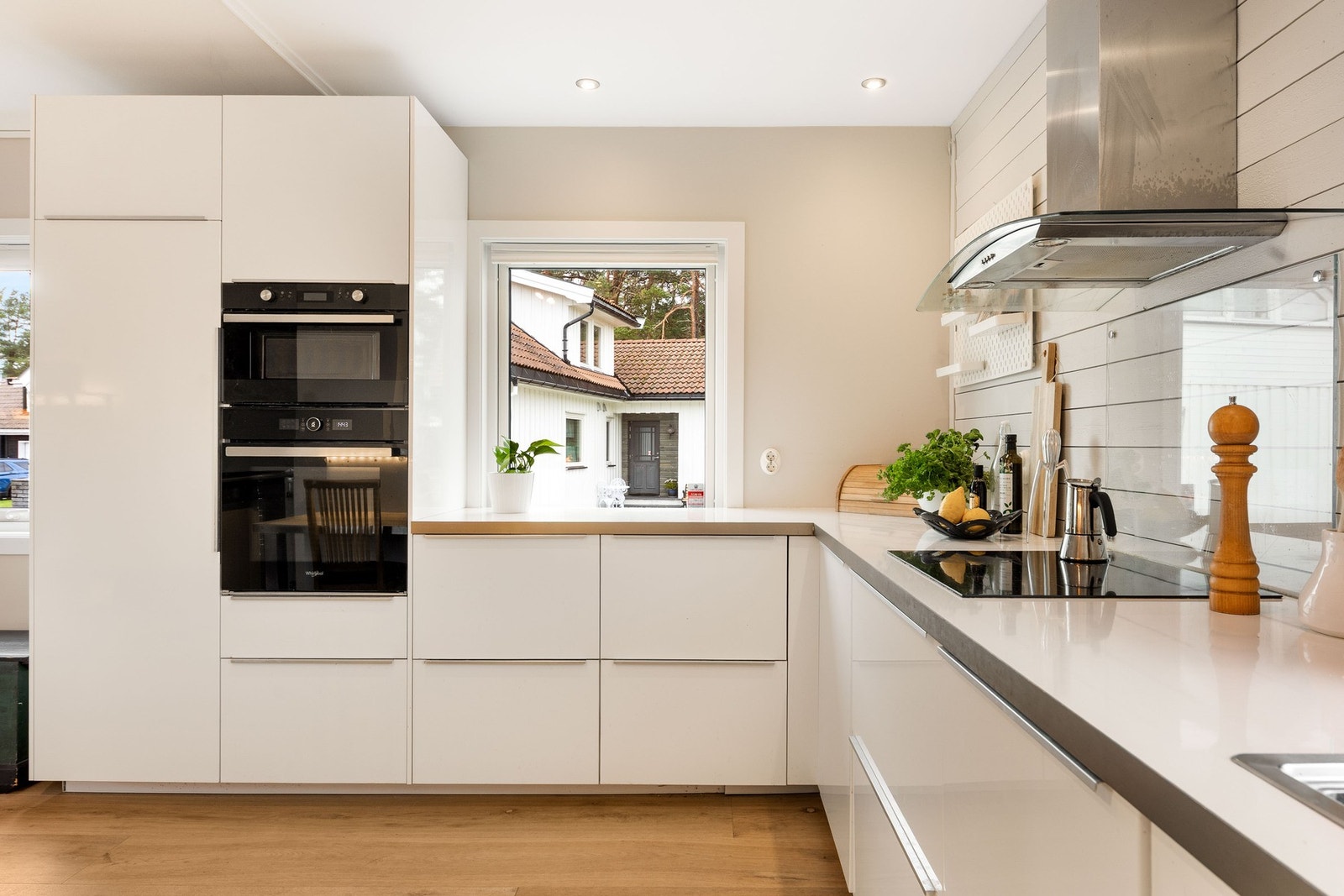 Kjøkkenet er praktisk og stilrent og har gode arbeidsflater. Galleribilde