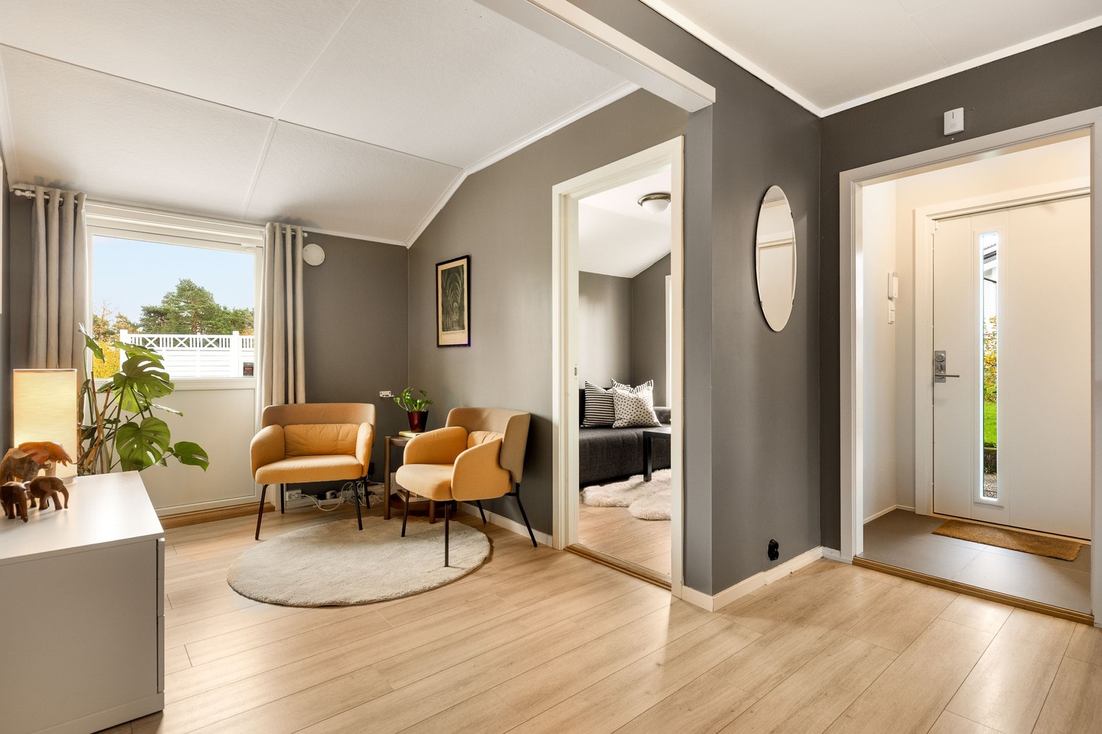 Utgang til skjermet terrasse. Galleribilde