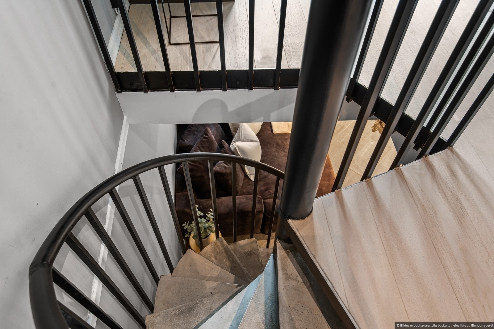 Spiraltrapp i betong, behandlet med betongolje. Galleribilde