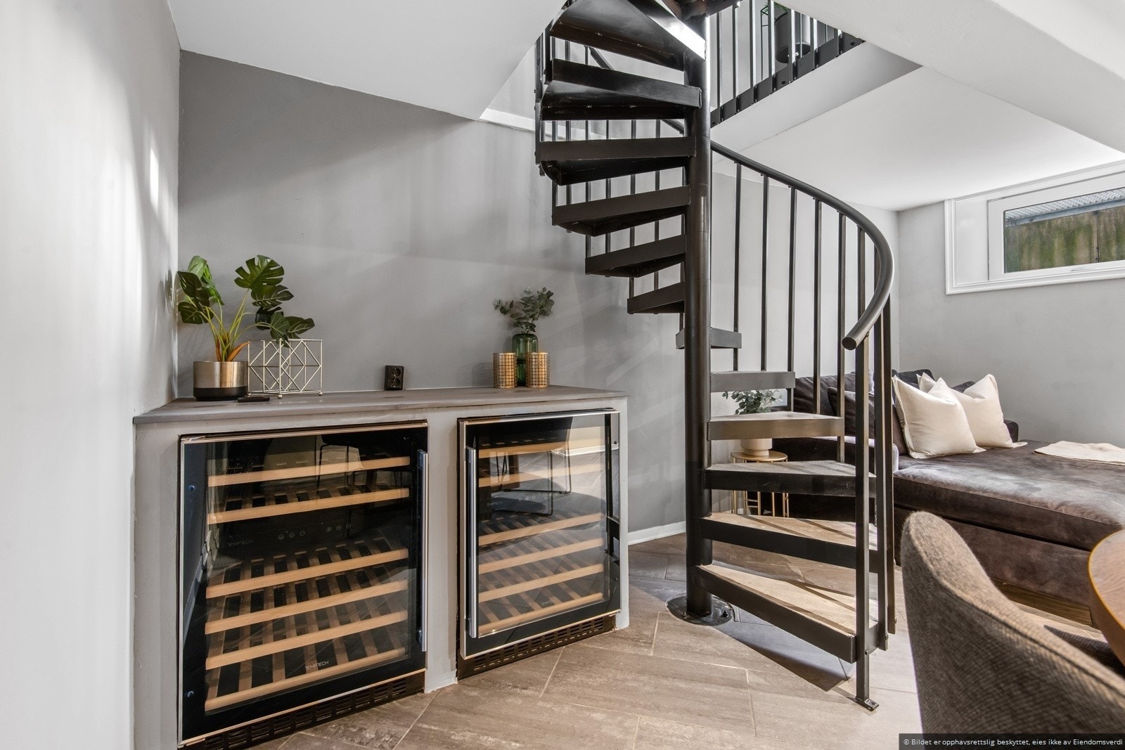 Varme i gulvet i hele kjellerstuen samt delikat vinskap. Galleribilde