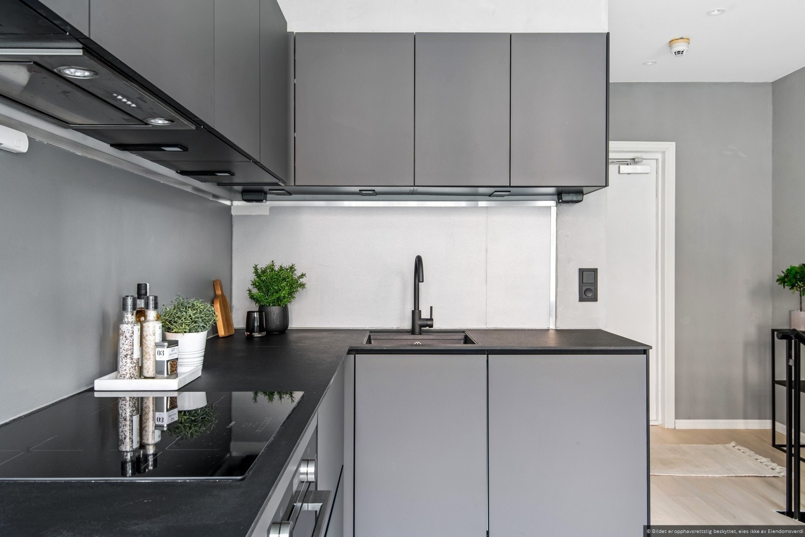 Gode oppbevaringsmuligheter og benkeplass til å lage mat. Galleribilde