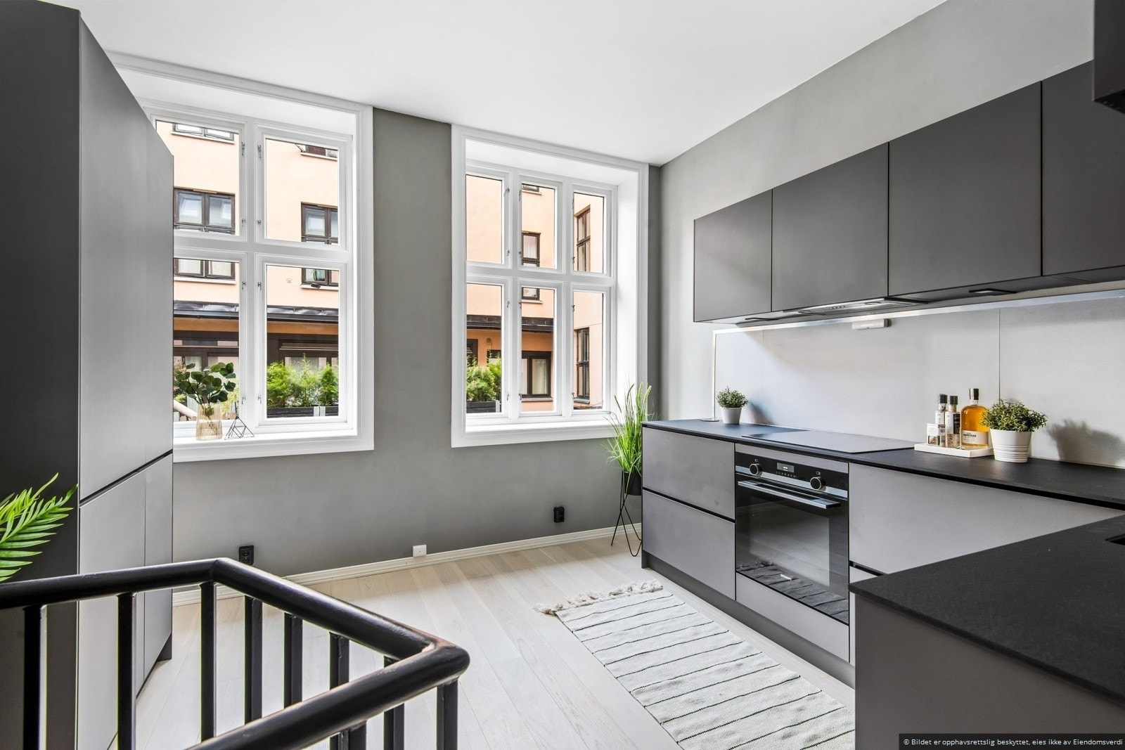 Velkommen til Helgesens gate 12F! Gjennomgående og lys 2-roms med god standard, presentert av Vemund Thorkildsen v/ Nordvik avd. Frogner Galleribilde