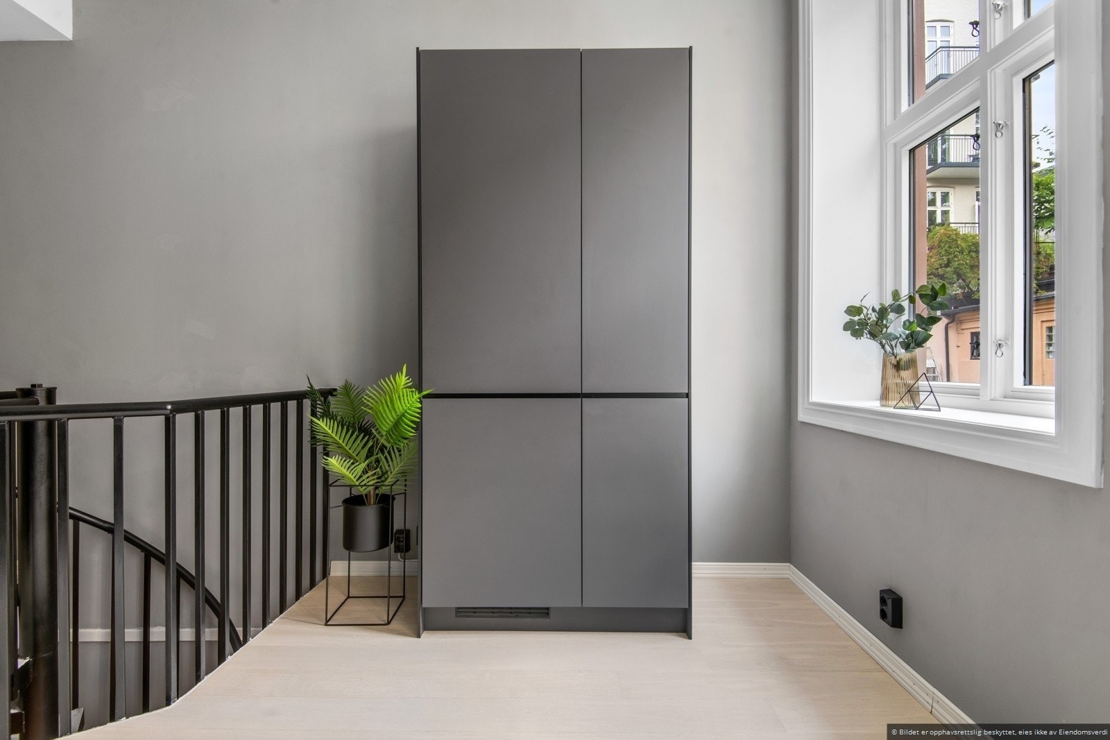 Stilrent integrert kjøleskap. Galleribilde