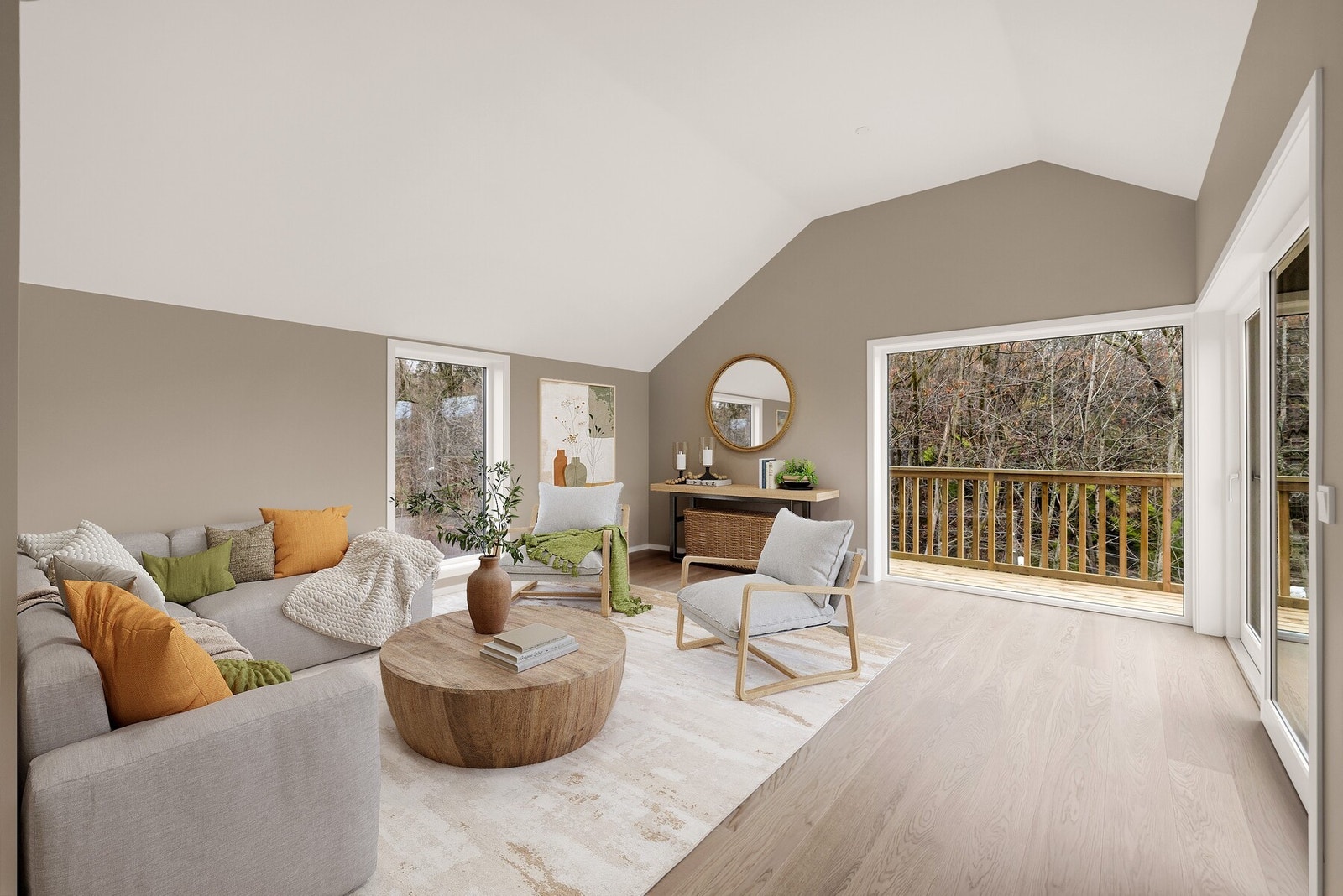 Stor stue med mye lys og mulighet til å sette inn en peisovn. Galleribilde