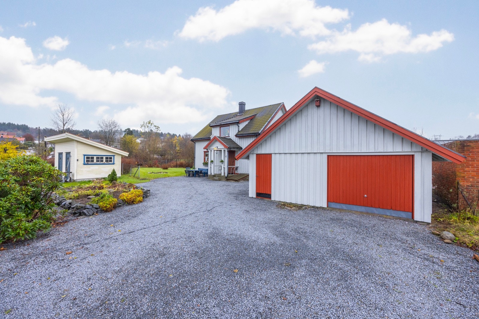 Dobbelgarasje til bil og oppbevaring Galleribilde