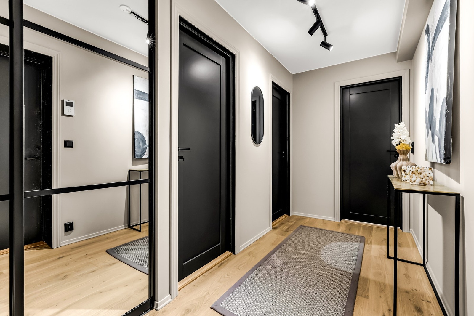 Skyvedørsgarderobe i entré Galleribilde