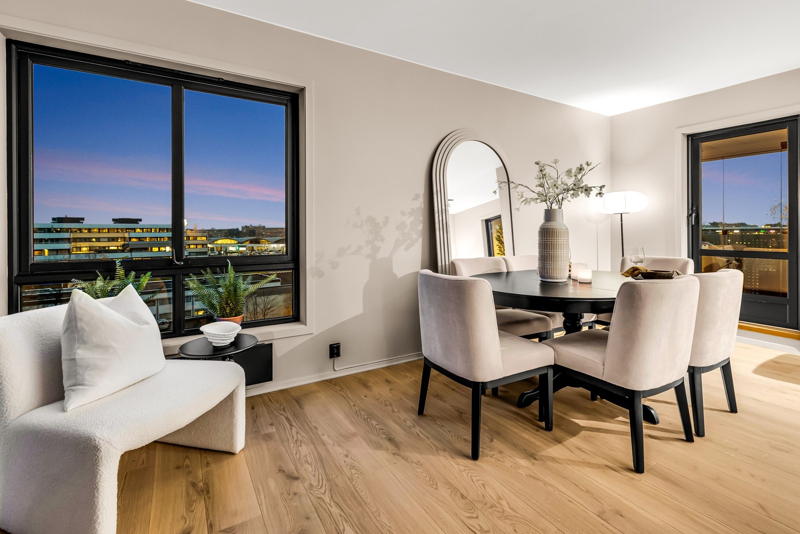 Store vinduer med fin utsikt Galleribilde