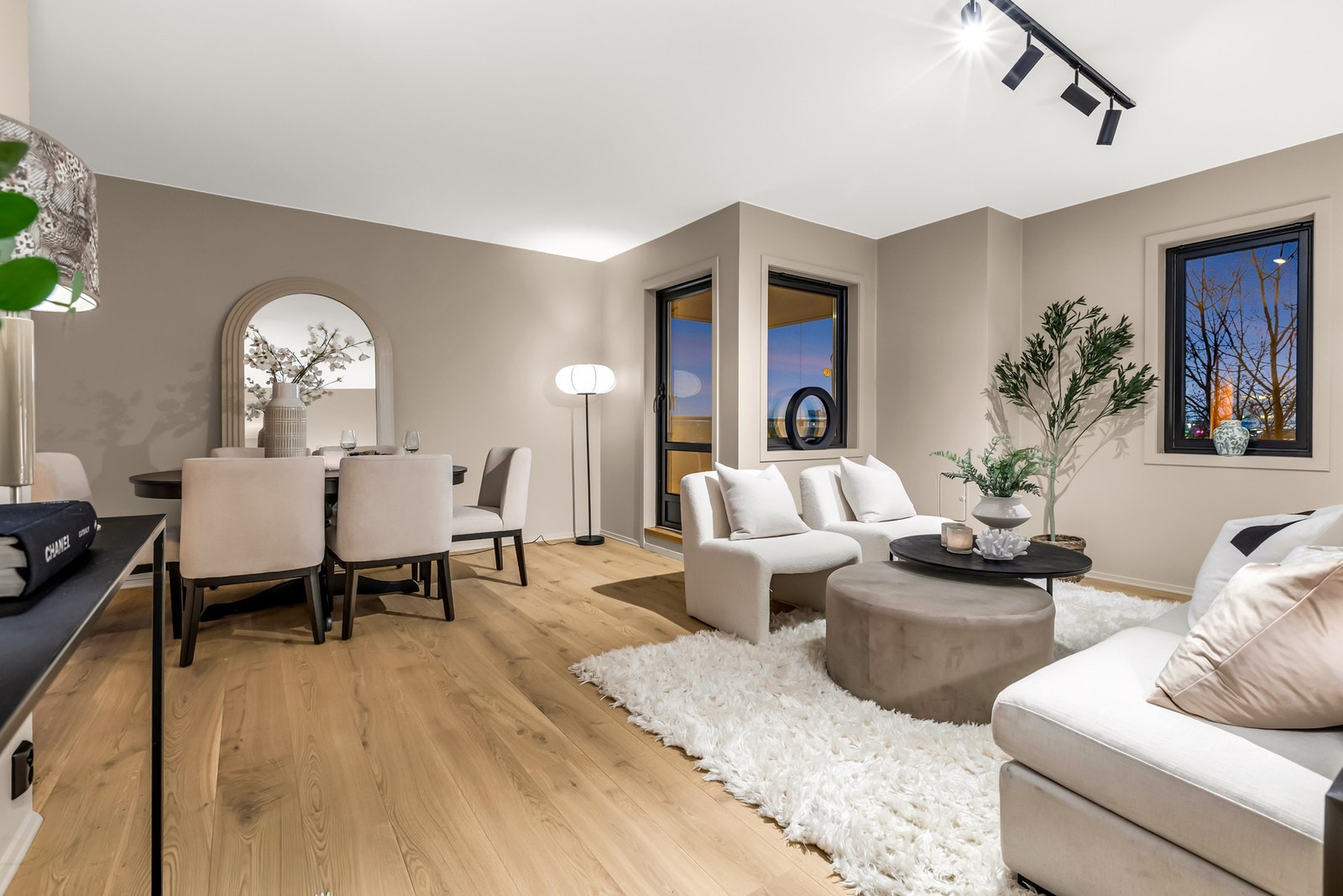 Flott stue med god plass til sofagruppe og spisebord Galleribilde