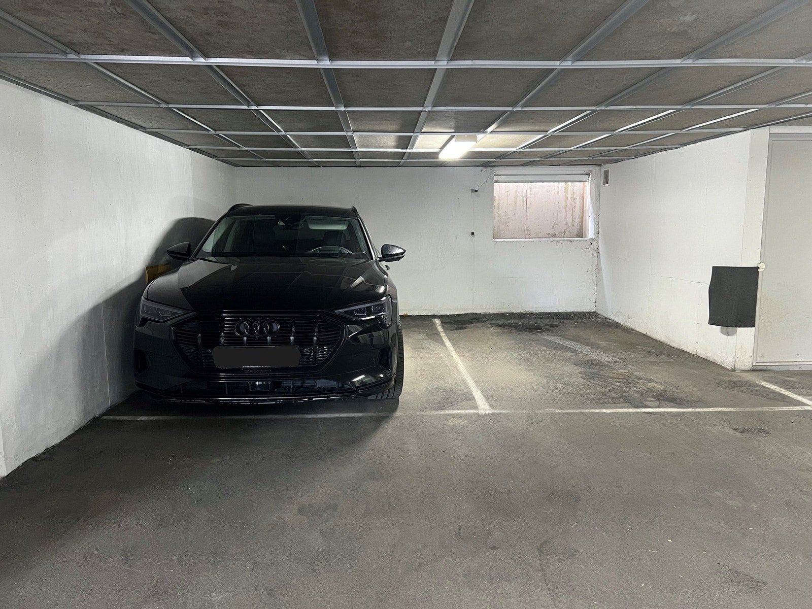 Det emdfølger garasjeplass med mulighet for elbillader i felles garasjeanlegg under blokken. Sameiet har gjesteparkering. Galleribilde