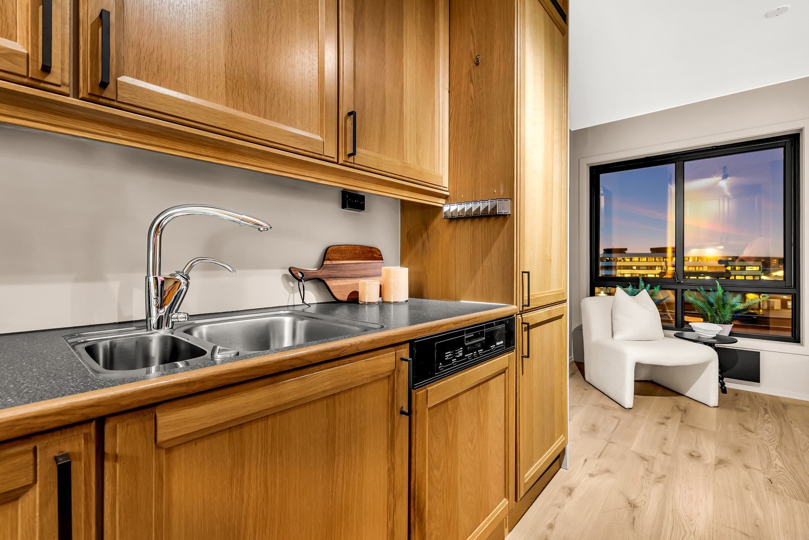 Integrert Miele oppvaskmaskin, AEG induksjonstopp, AEG stekeovn og Bosch kombinert kjøle-/fryseskap. Villavent kjøkkenventilator med mekanisk avtrekk. Komfyrvakt over platetopp. Galleribilde