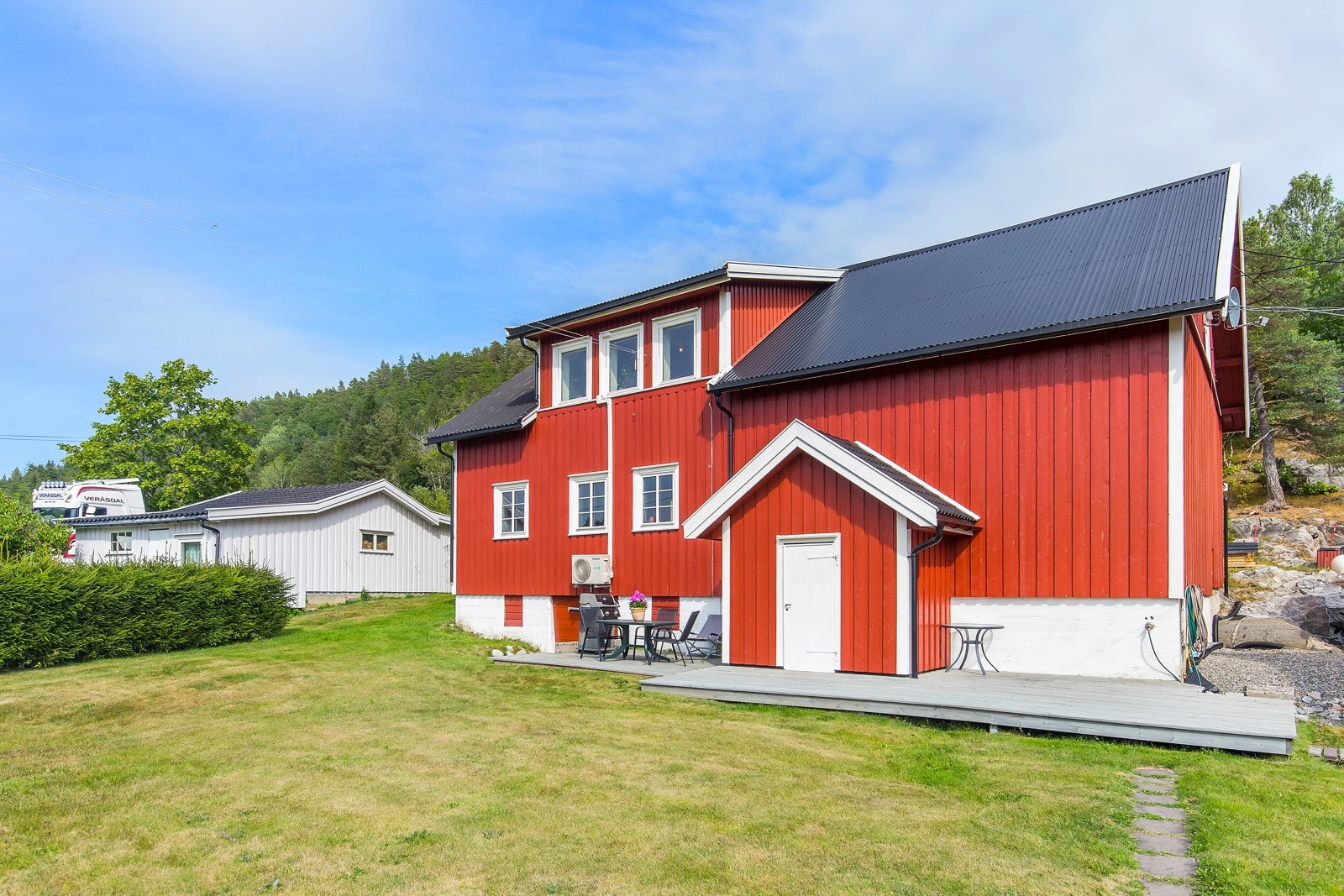 Låvebygning med selskapslokale og utleieleilighet (ca. 90 kvm) med tre soverom. Ikke omsøkt. Galleribilde