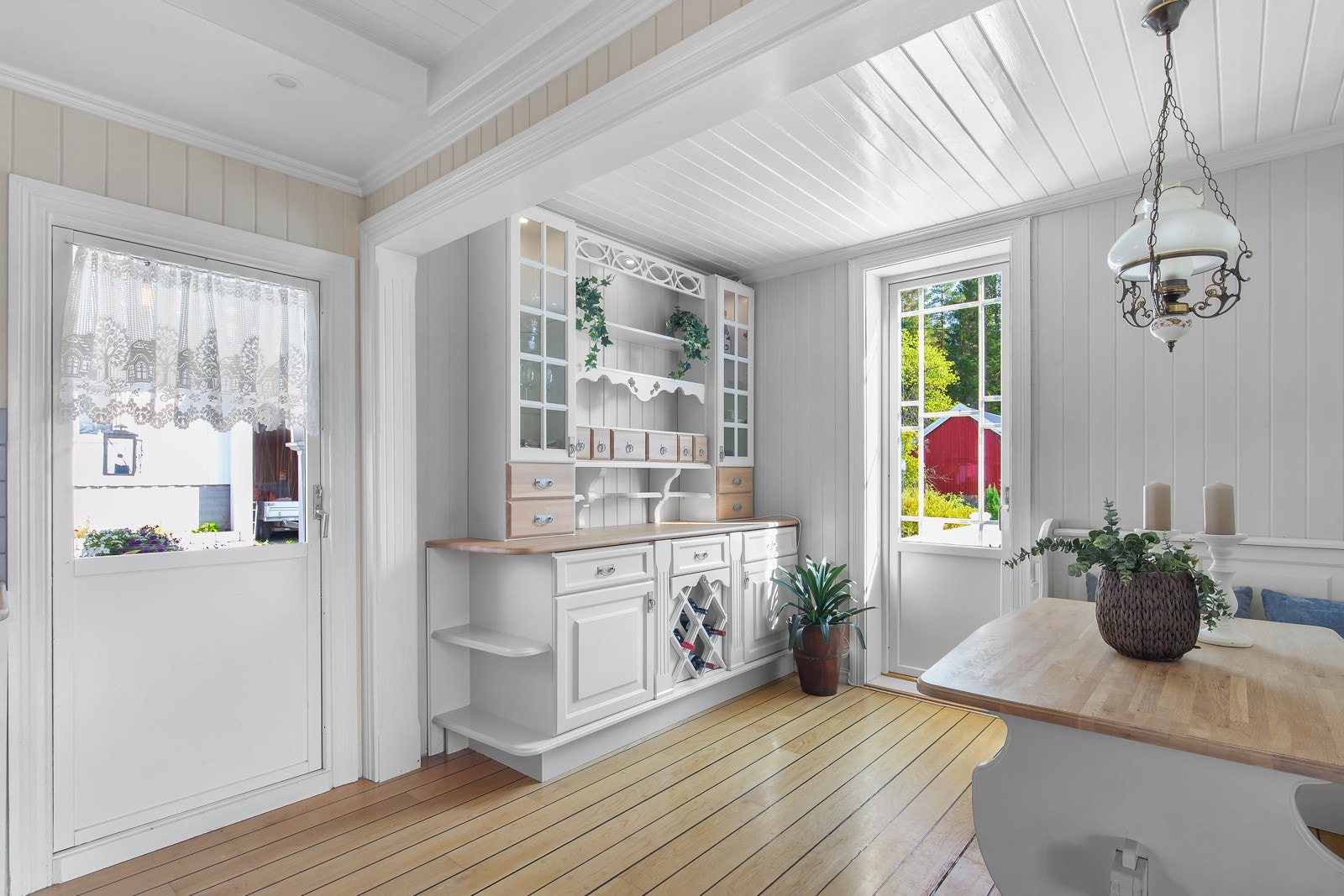 Lyst og hyggelig kjøkken, utgang til frokostbalkong og utgang til veranda mot syd. Galleribilde