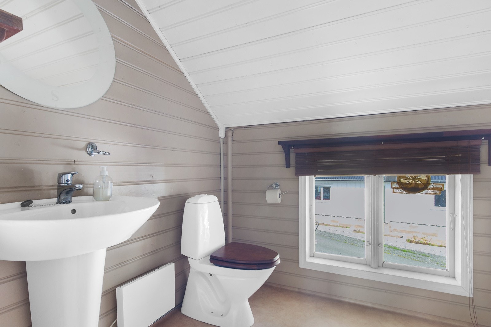 Bad 2. etg. | Badet har toalett, servant og dusj. Galleribilde