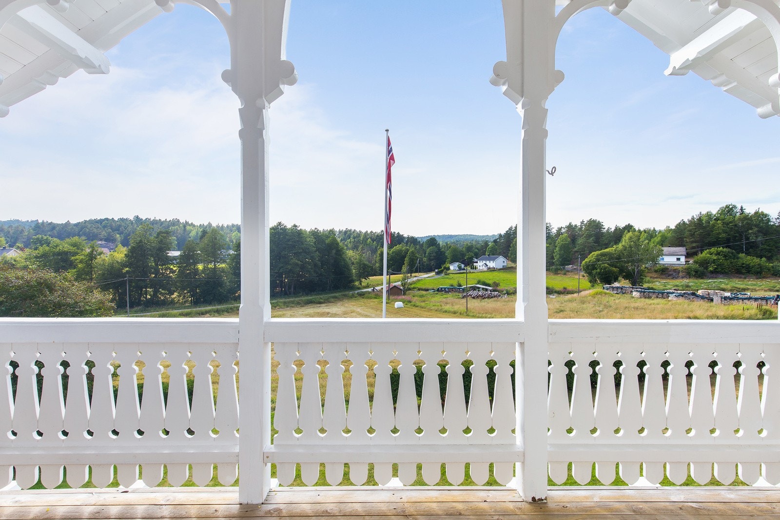 Flott veranda i 2. etg. | Utsikt mot grønne åser Galleribilde