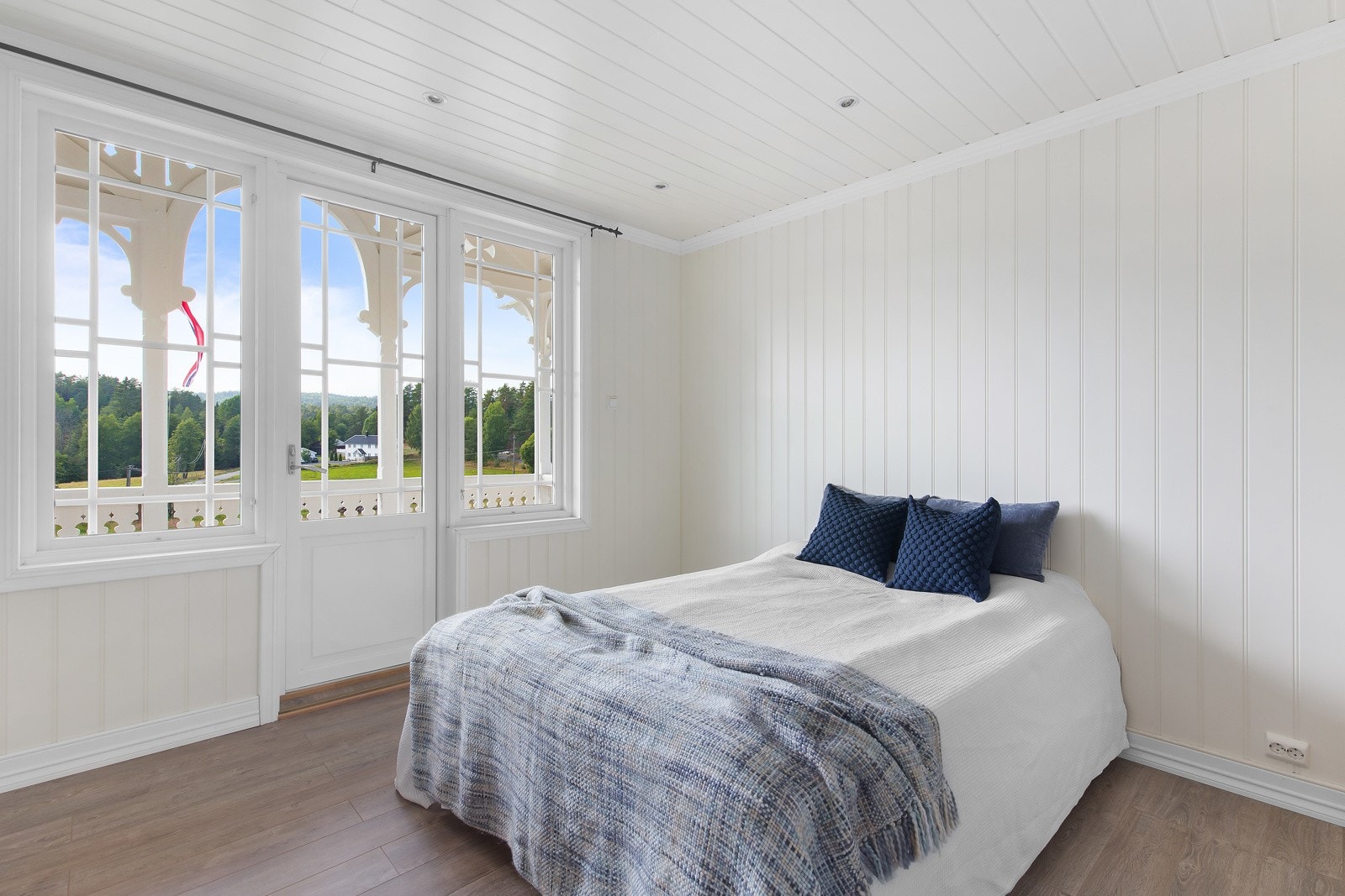 Soverom med utgang til overbygget veranda Galleribilde