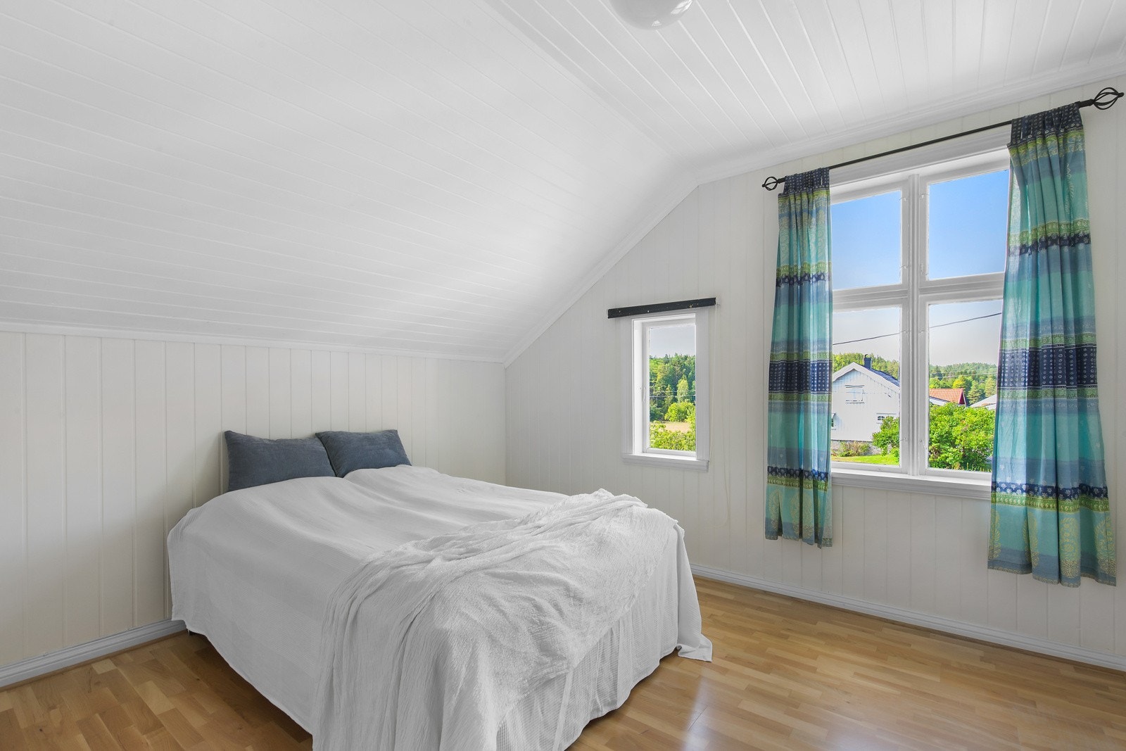 Soverom 2 | Lyst soverom med skråtak og store vinduer Galleribilde