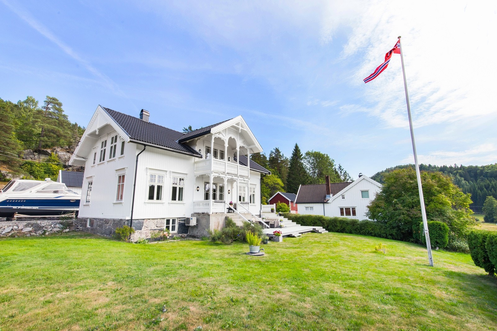 Staselig sveitservilla fra ca. 1918 med flott fasade og original stil bevart og tilbakeført, med detaljerte utskjæringer, brystpaneler, belistning og originale dører. Galleribilde