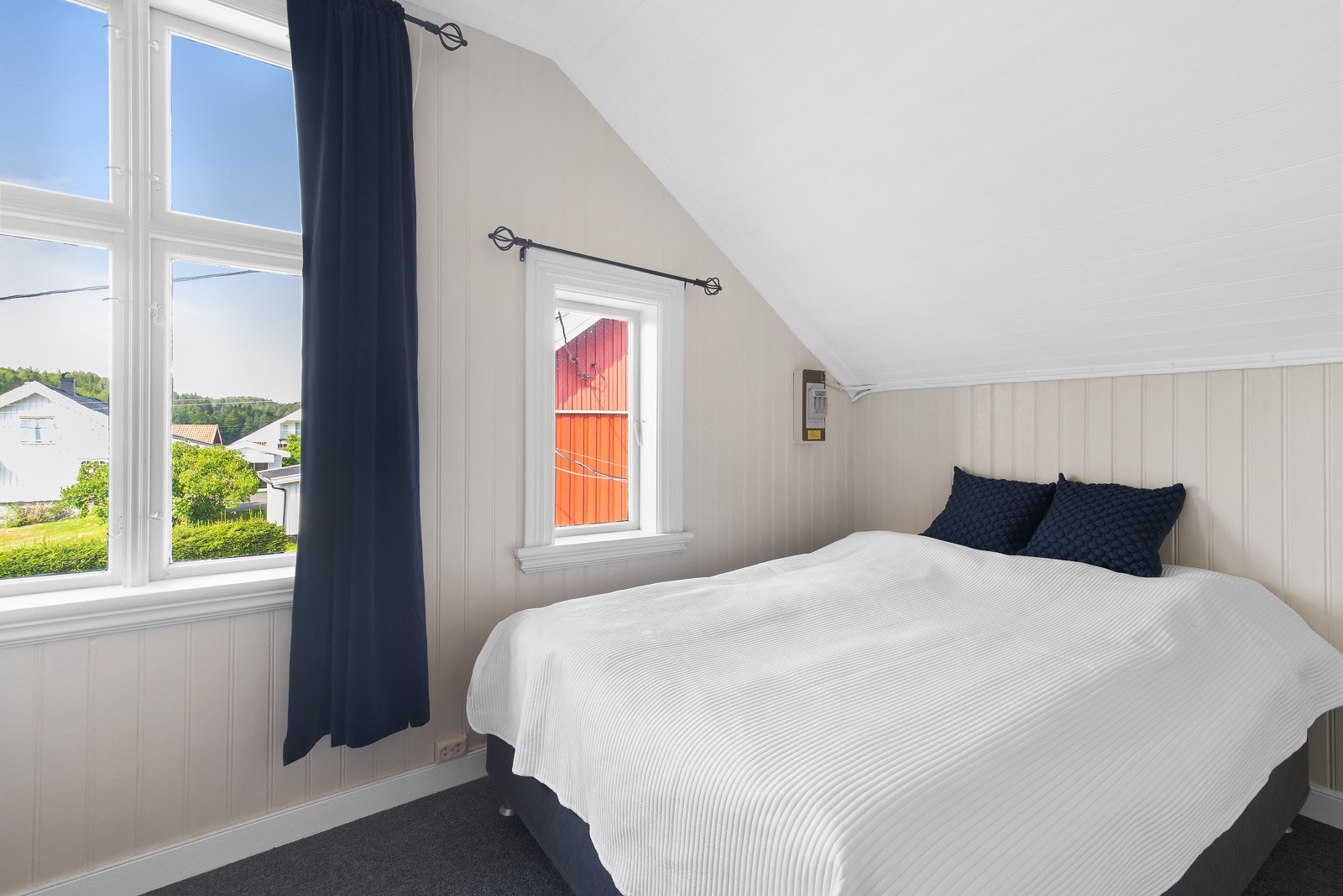 Soverom 3 | Lyst soverom med skråtak og store vinduer Galleribilde