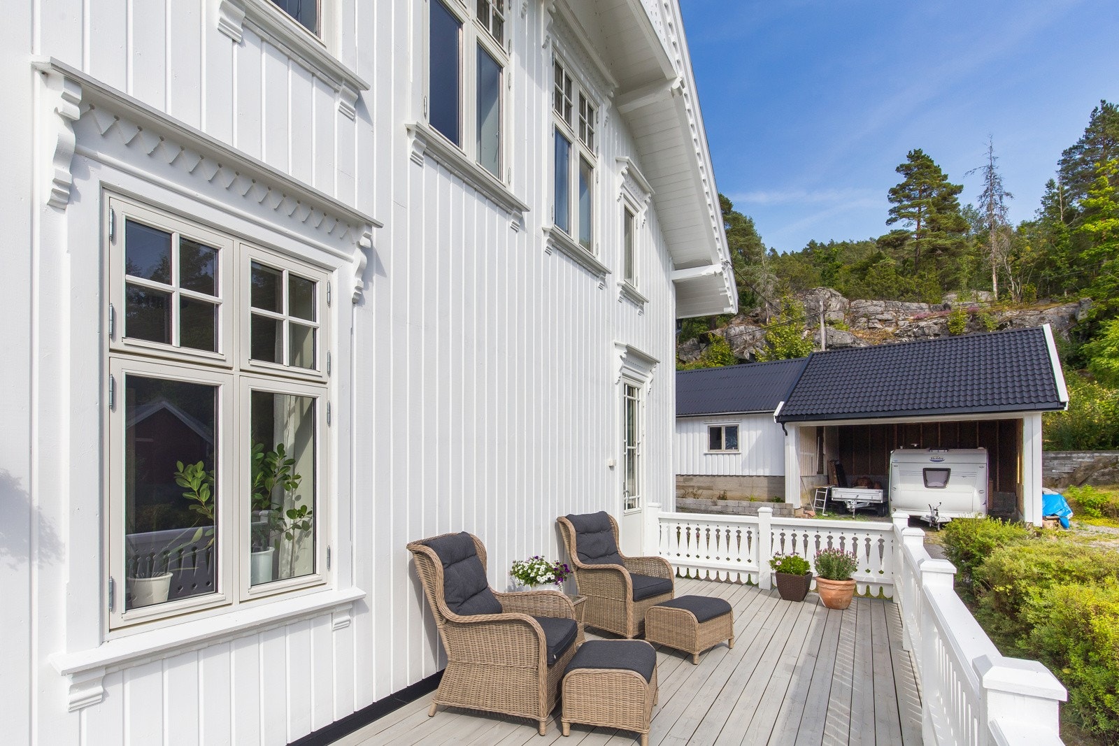 Hyggelig sitttegruppe med utgang fra kjøkken. Galleribilde