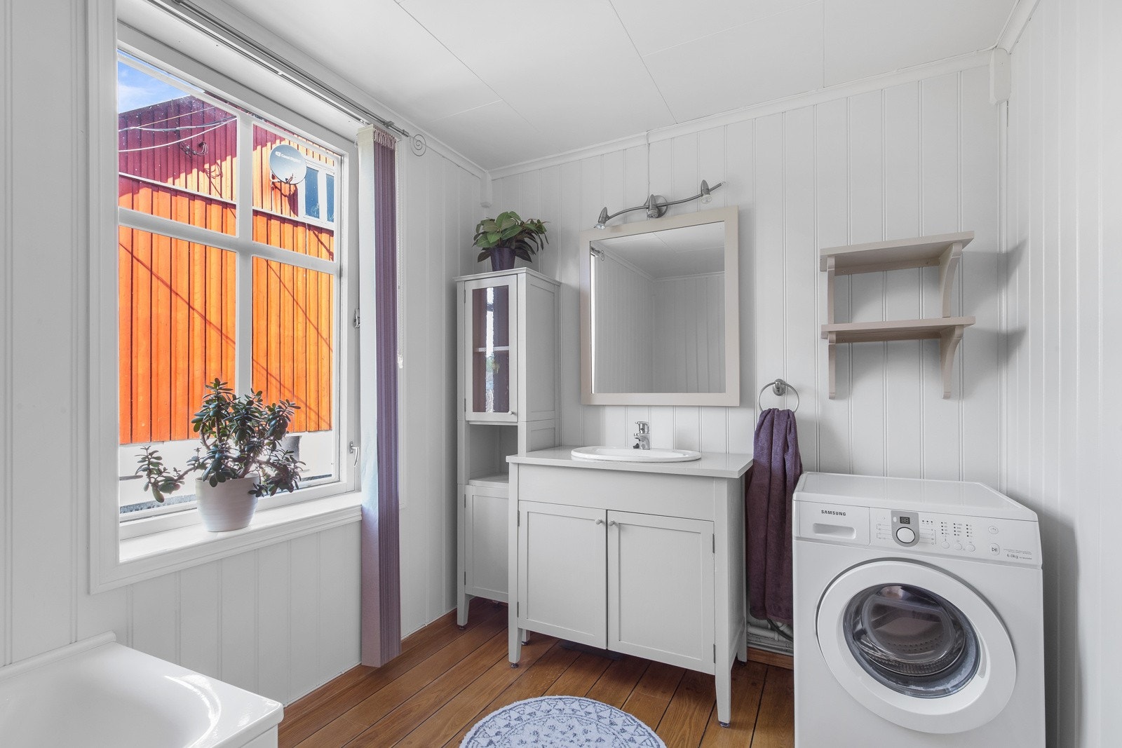 Bad/vaskerom 1. etg. - Lyst og romslig bad med servant, skap, vaskemaskin og stort vindu. Galleribilde