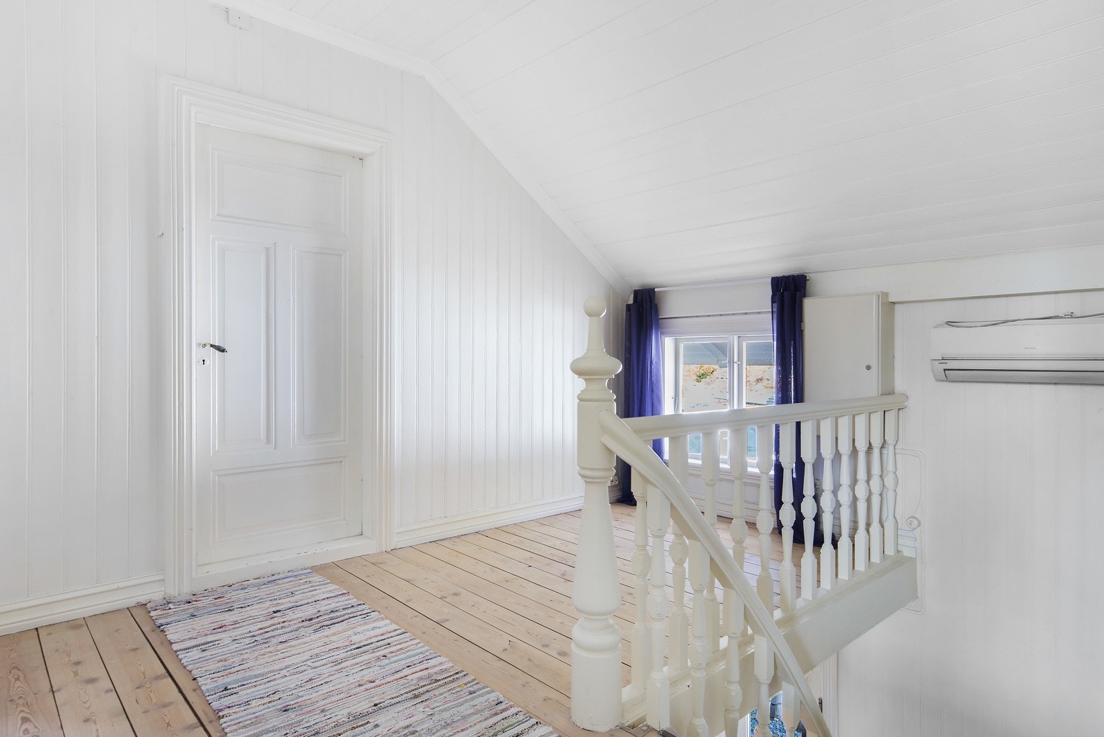 Lyst og luftig gangareal med lyse vegger og tregulv. Galleribilde