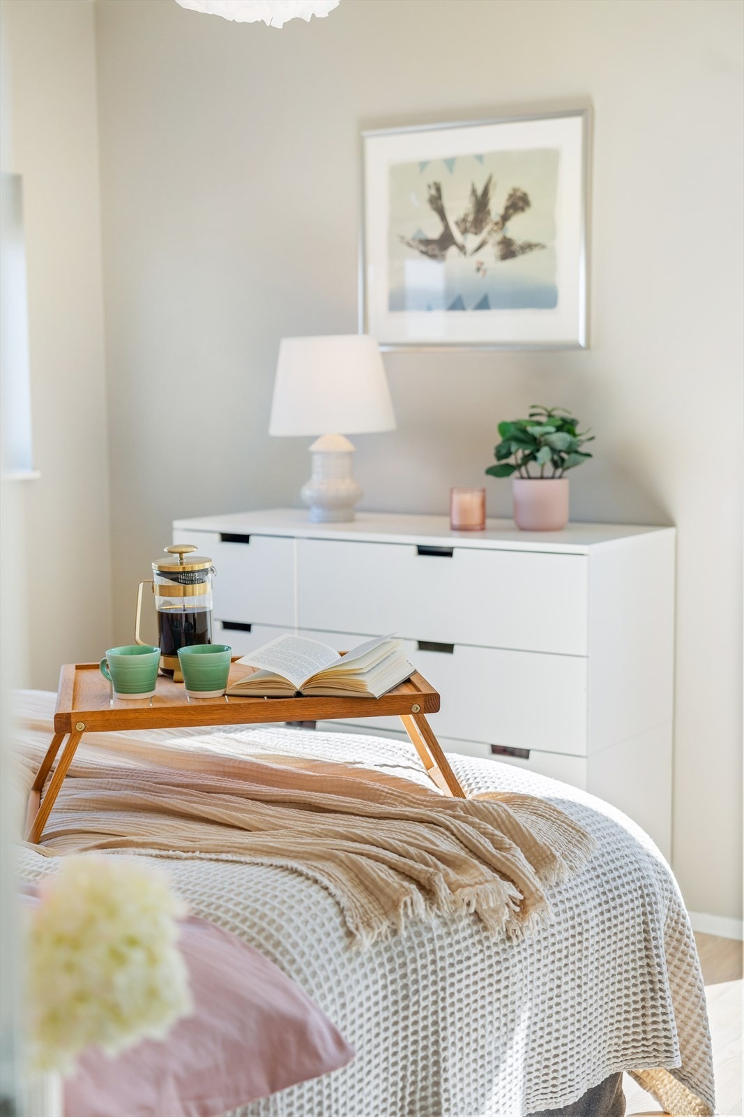 Nyt en stille morgen med en god kopp kaffe og en deilig bok. Galleribilde