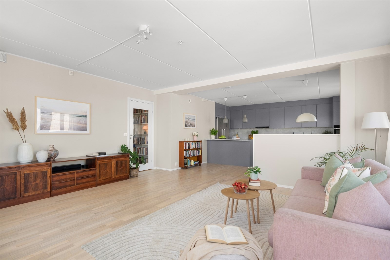 Leiligheten har balansert ventilasjon med varmegjenvinning, og varmes opp av vannbåren varme tilknyttet radiatorer. Galleribilde