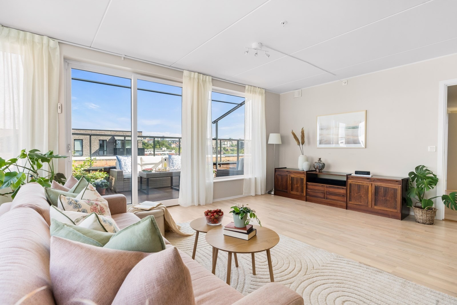 De store vinduene og balkongdøren er av 3-lags press glass, prod. 2017. Takhøyden i stuen ble målt til 2.50m. Galleribilde