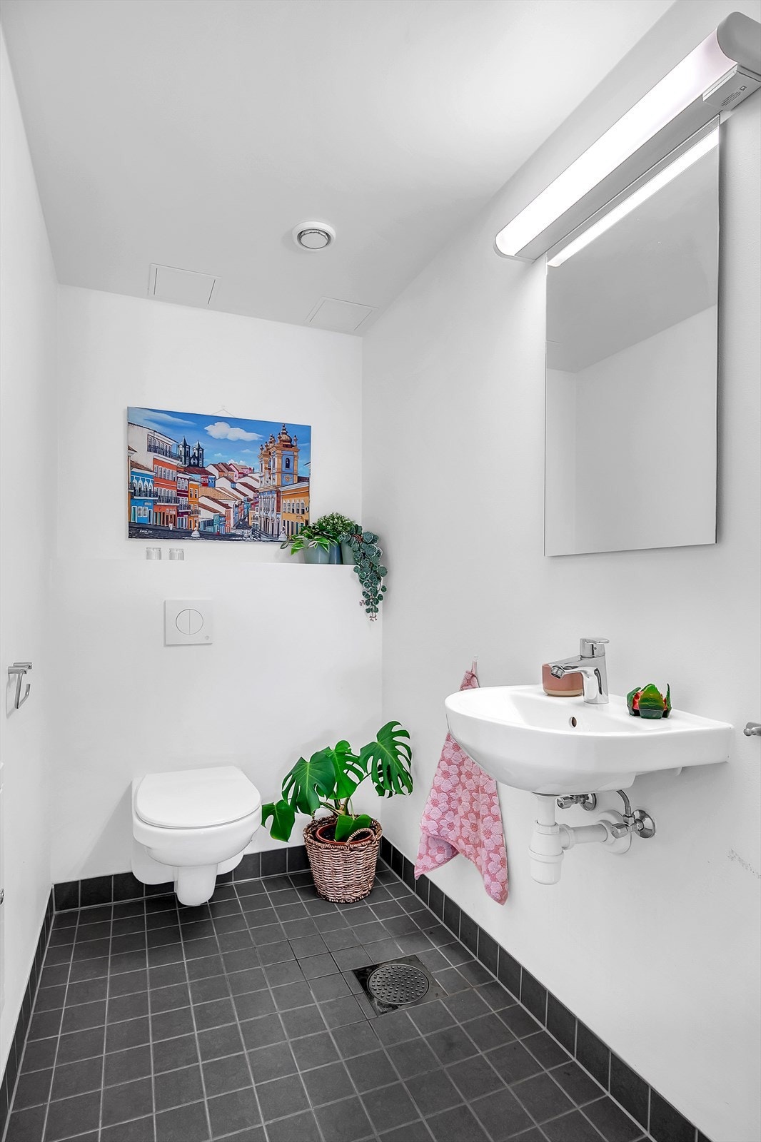 I tillegg er det et separat flislagt toalettrom med elektrisk gulvvarme. Svært praktisk når familien er litt større, eller man har gjester på besøk. Rommet er innredet med vegghengt klosett og servant. Galleribilde