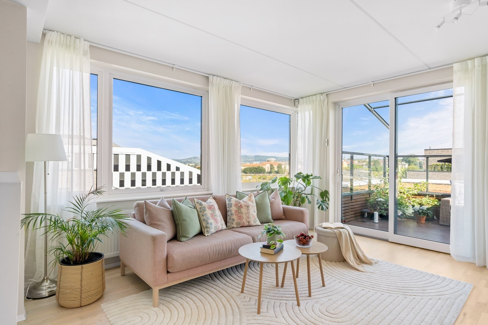 Leiligheten gir et umiddelbart godt førsteinntrykk med nymalte flater i en meget delikat fargetone som gjør det enkelt å innrede etter eget ønske. Galleribilde