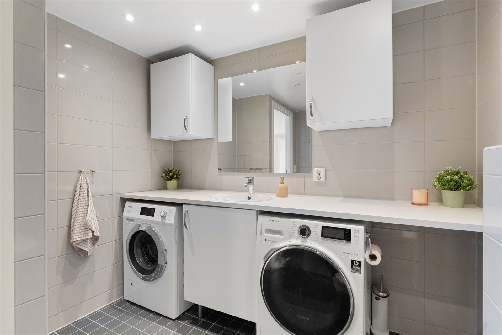 Leiligheten byr på et stort og delikat flislagt baderom med elektrisk gulvvarme og downlights i taket. Galleribilde