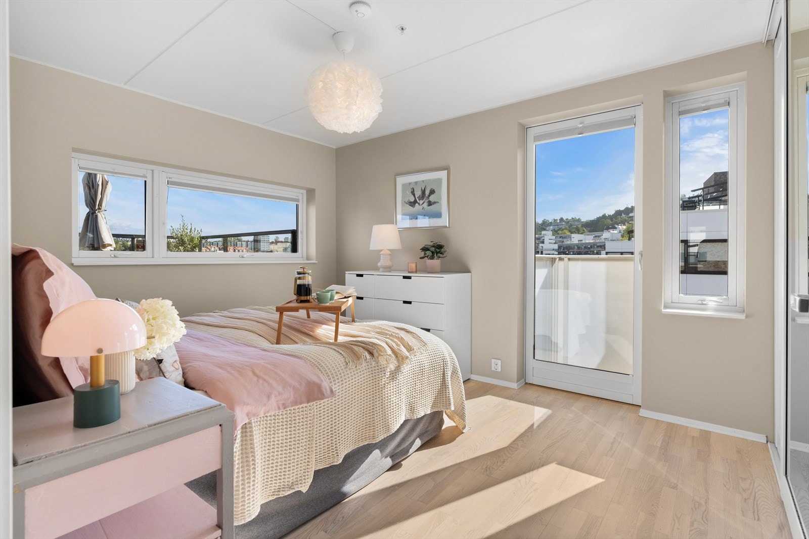 Hovedsoverommet byr på en romslig og innbydende atmosfære, med god plass til dobbeltseng, nattbord og personlig innredning. Galleribilde