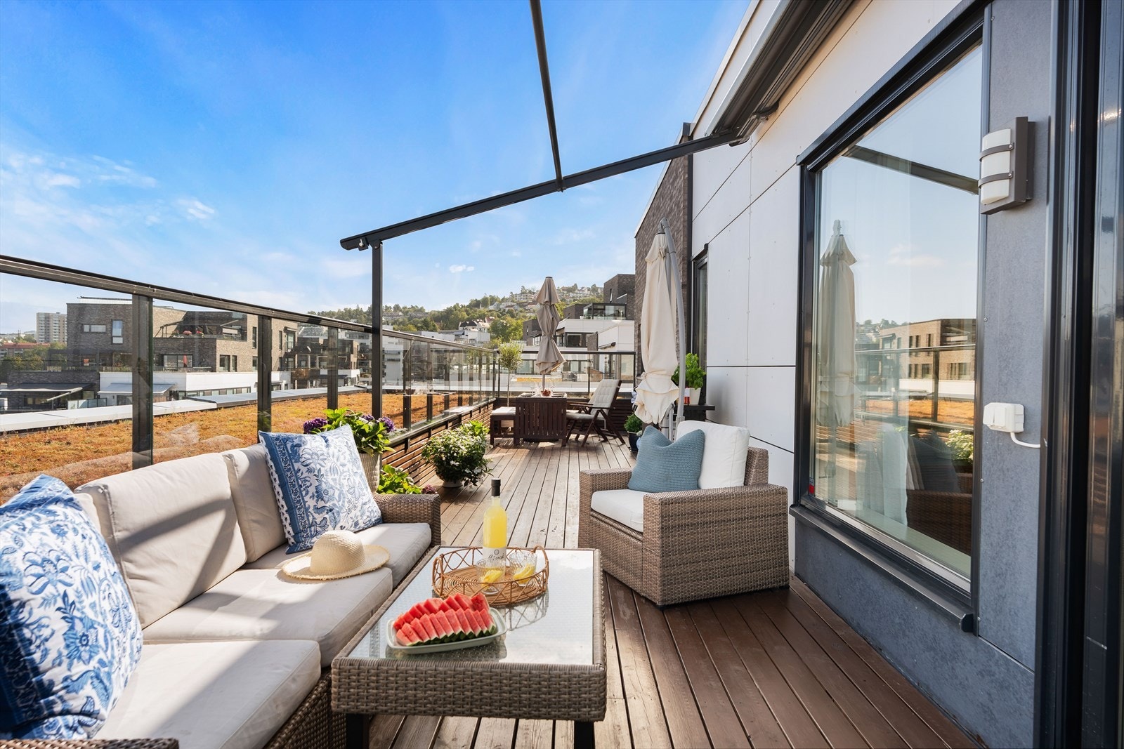 I vår- og sommerhalvåret blir terrassen en naturlig forlengelse av stuen, perfekt for alt fra rolige morgenkaffer til sosiale kvelder med familie og venner. Galleribilde