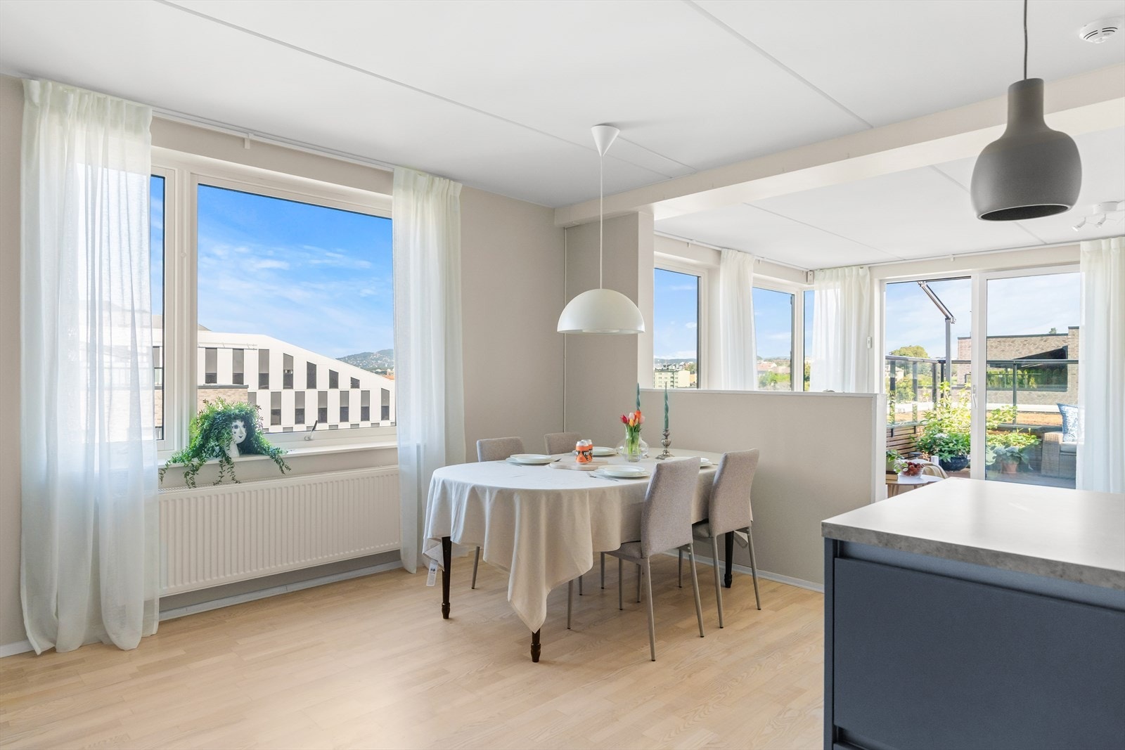 God plass til spisegruppe ved kjøkkenet gjør måltidene sosiale og hverdagen praktisk - perfekt for både hverdag og gjester. Galleribilde