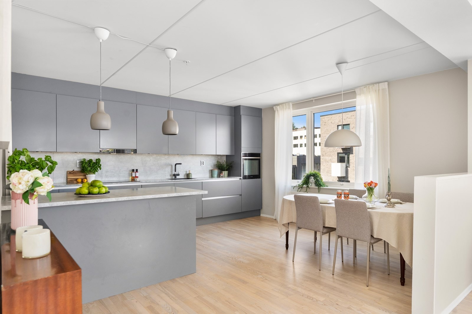 Den åpne sonen gir rikelig med plass til en stor spisegruppe, perfekt for både hverdagsmiddager og sosiale sammenkomster. Her kan du dekke til mange uten at det går på bekostning av romfølelsen. Galleribilde