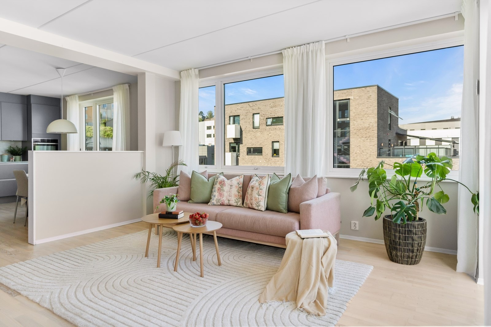 Gulvet er belagt med flott 3-stavs parkett, og overflatene er malt i delikate og moderne fargetoner - et perfekt utgangspunkt for å innrede med egne møbler og gjenstander for å skape ditt drømmehjem. Galleribilde