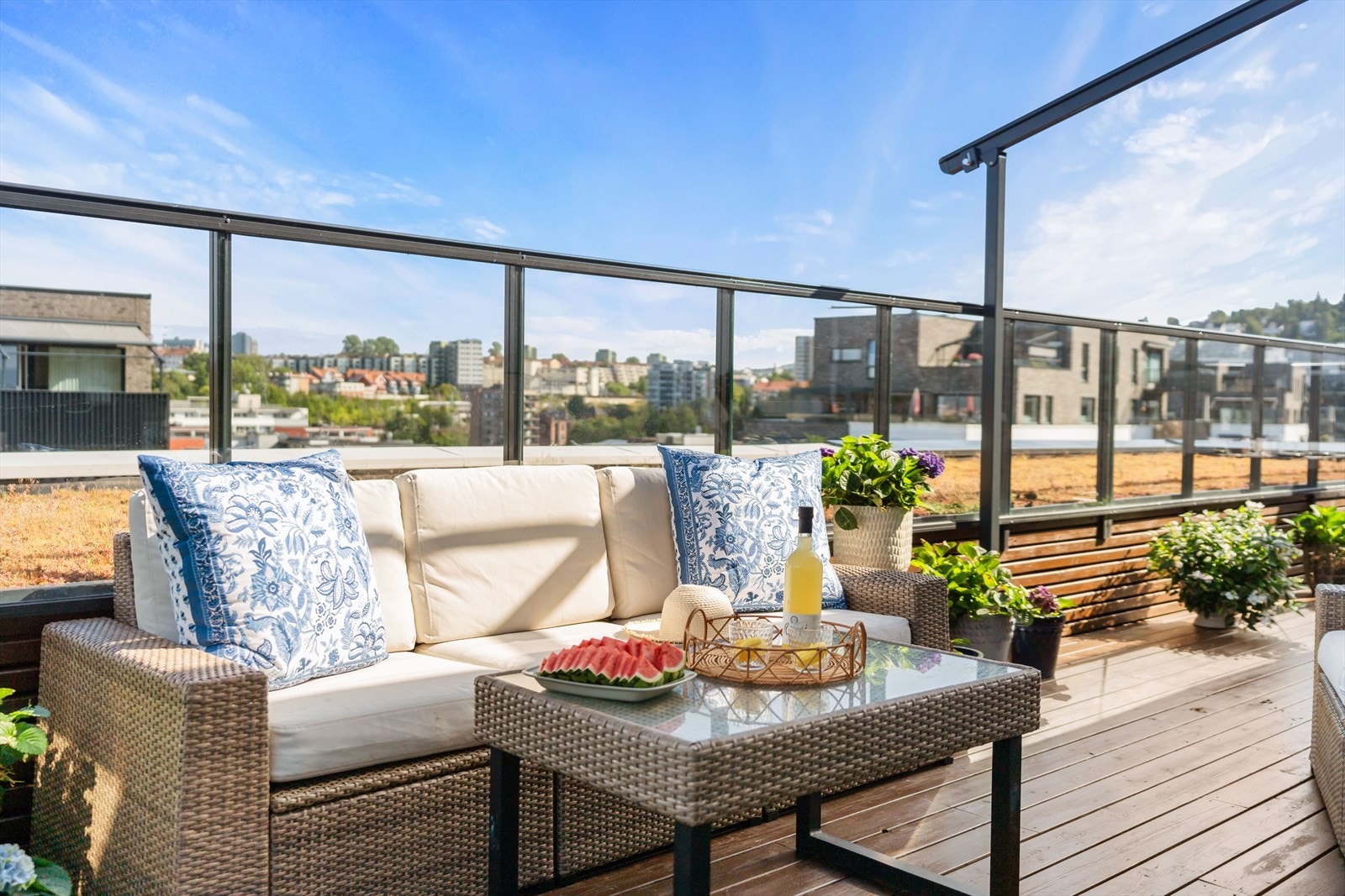 Fra stuen har du direkte utgang til en flott takterrasse på ca. 33 m², med utsikt mot Oslo by, Holmenkollen og himmelen over, hvor du kan sitte mot både nord, øst og vest. Galleribilde