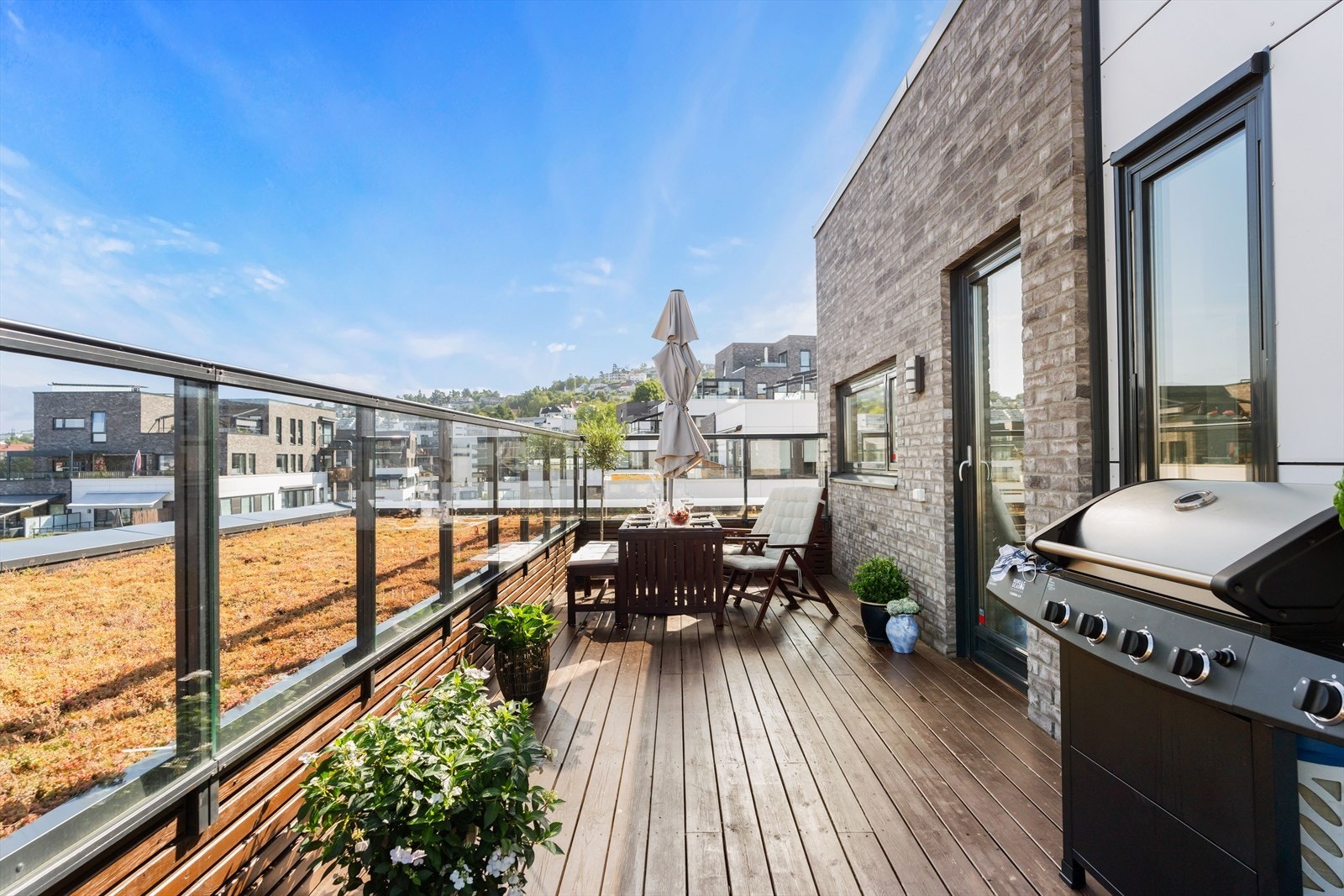 Den romslige flaten gir god plass til spisegruppe, loungemøbler, grill og beplantning, og innbyr til å skape en stemningsfull uteoase. Galleribilde