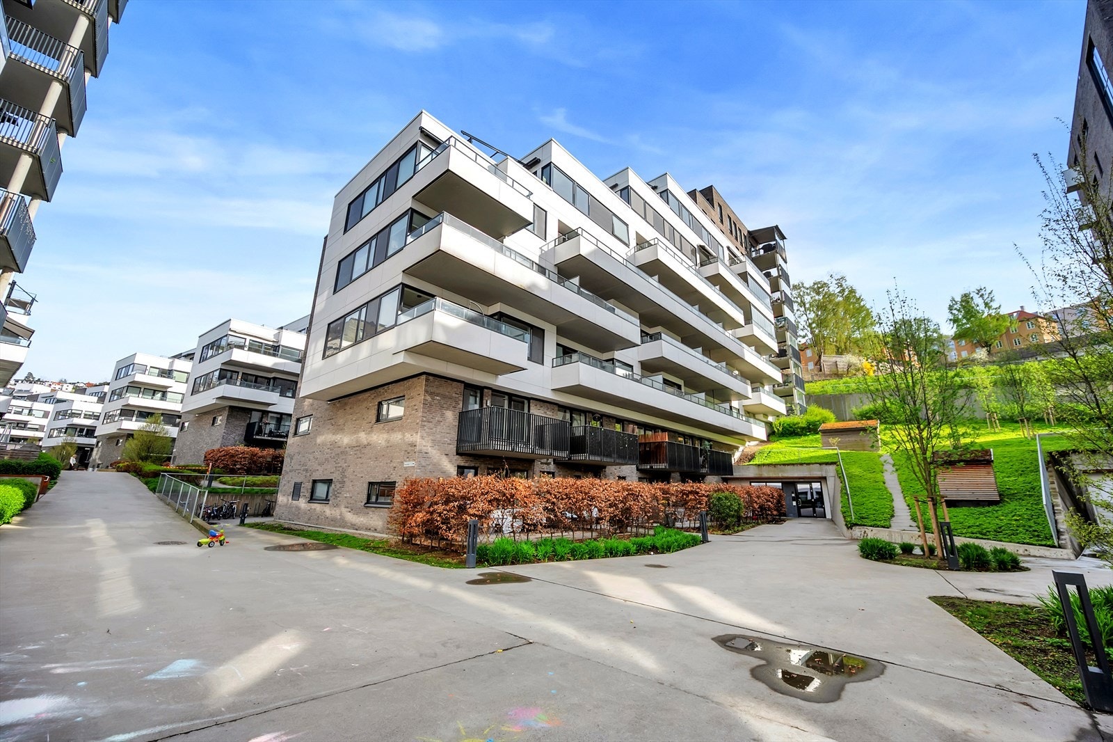 Leiligheten ligger i et moderne boligkompleks fra 2018 med bilfri vei utenfor - perfekt for de små. Galleribilde