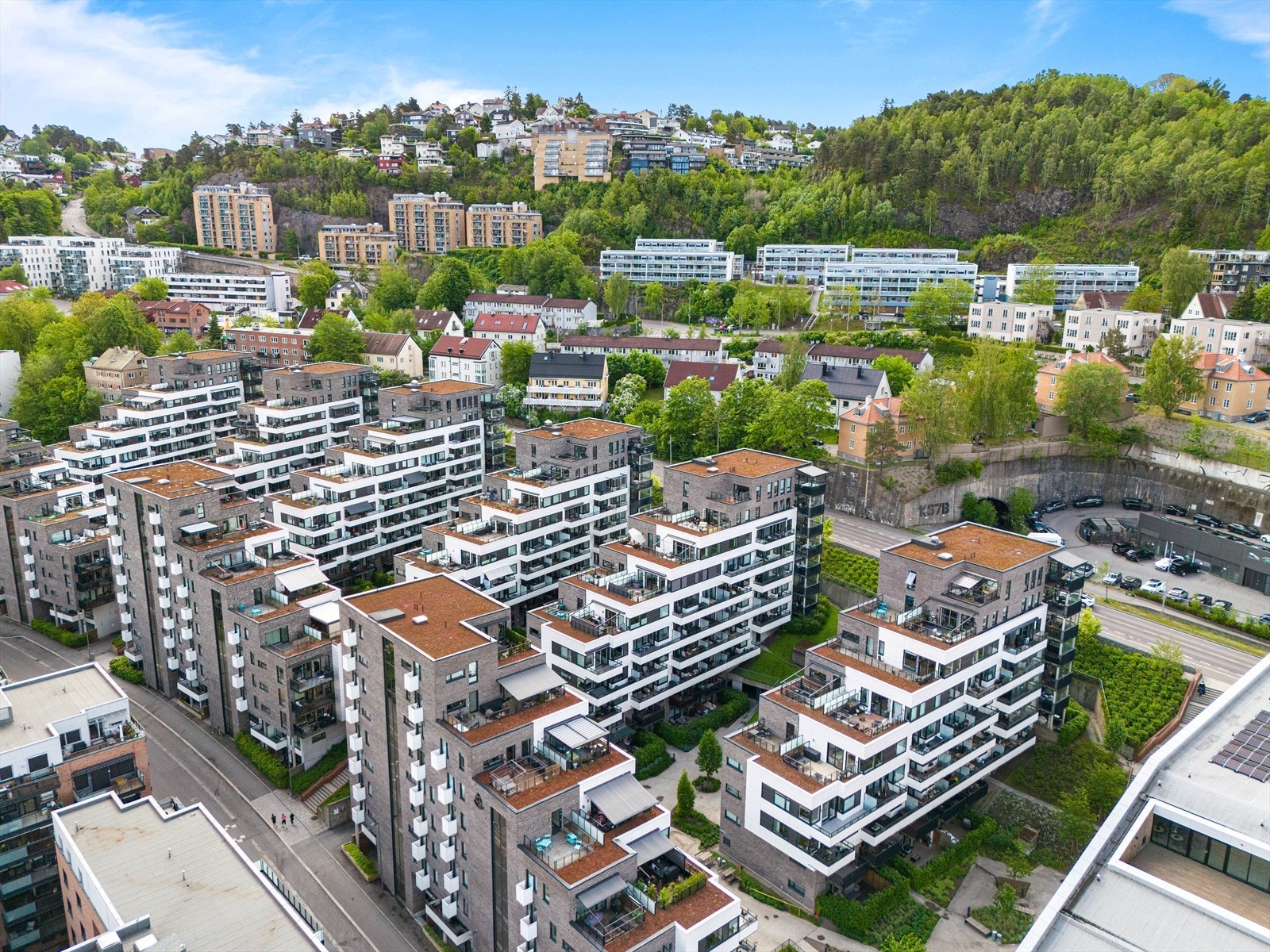 Her bor du med kort gangavstand til flotte rekreasjonsområder som Svartdalsparken og Ekebergsletta, samtidig som du har umiddelbar nærhet til byens kulturtilbud, servicetilbud og kollektivtransport. Galleribilde