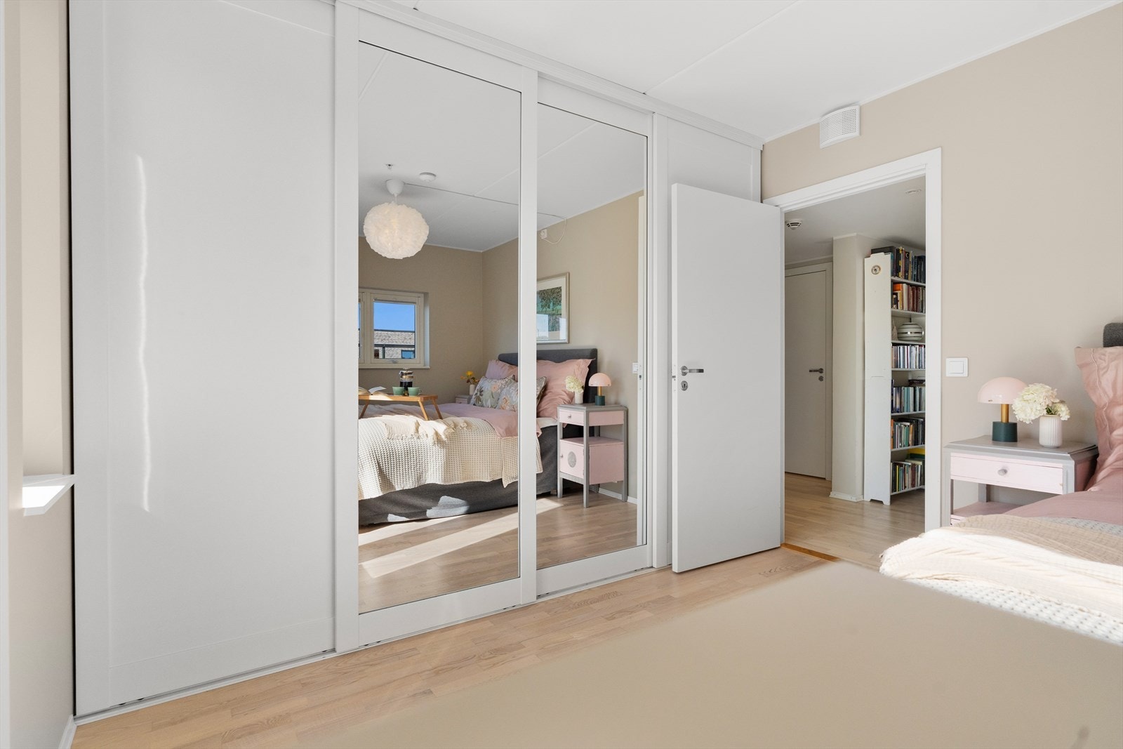 En romslig skyvedørsgarderobe sørger for smarte oppbevaringsløsninger og bidrar til et ryddig og funksjonelt rom. Galleribilde