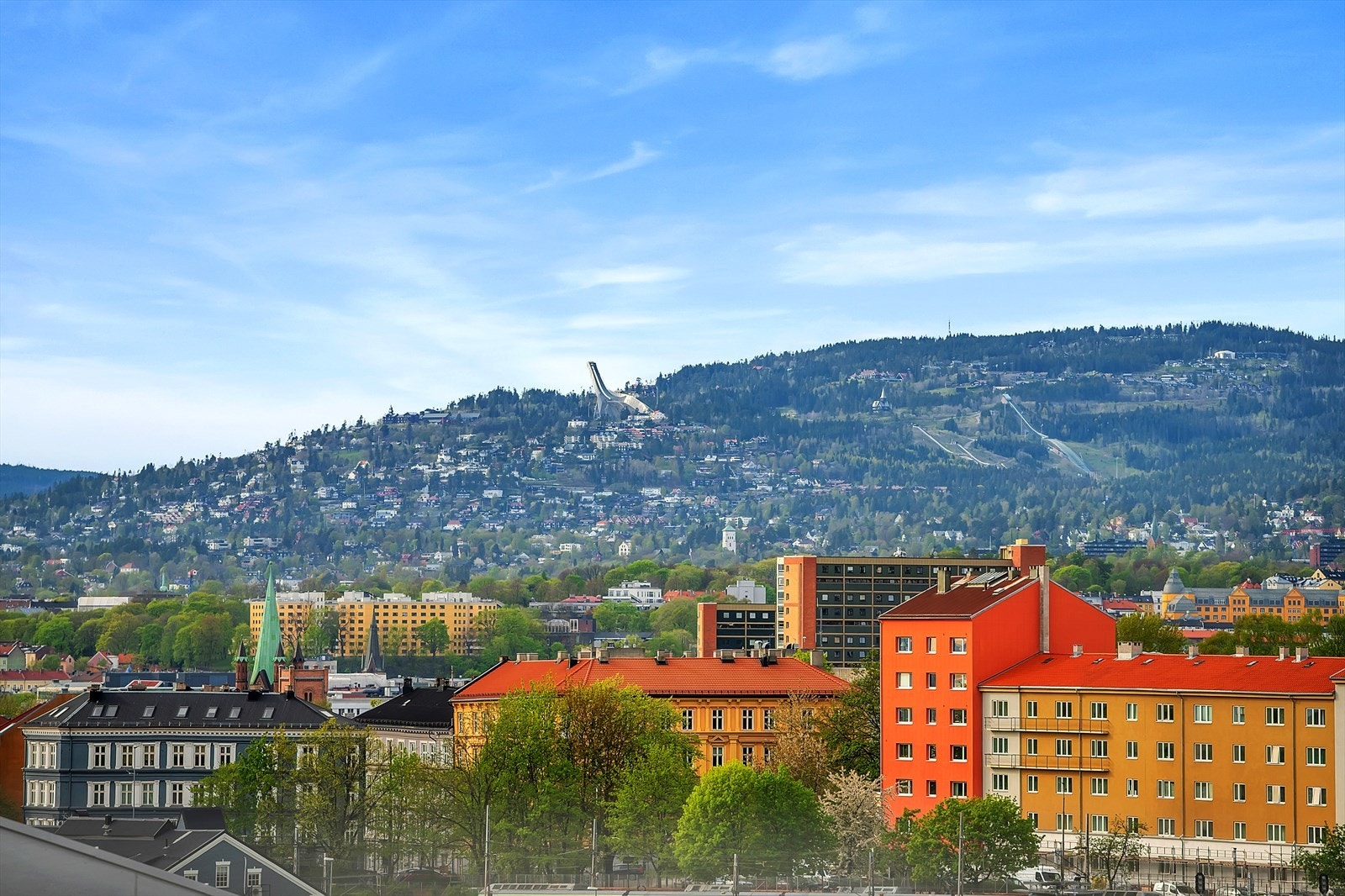 Fra terrassen kan du nyte flott utsikt mot ikoniske Holmenkollen - et vakkert blikkfang året rundt. Galleribilde
