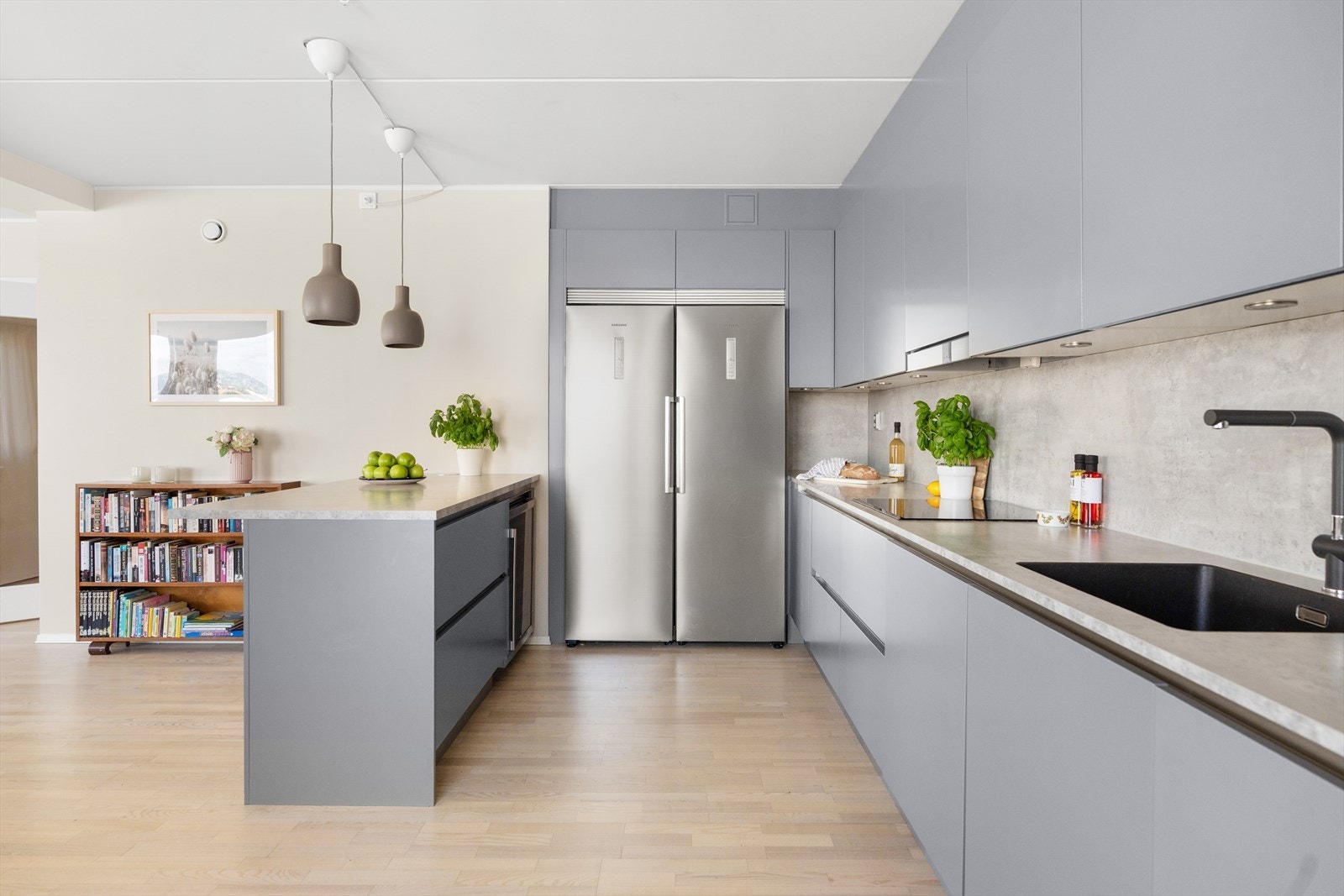 Her finner du integrert induksjonstopp, stekeovn og oppvaskmaskin, samt Waterguard og komfyrvakt for økt sikkerhet. Galleribilde