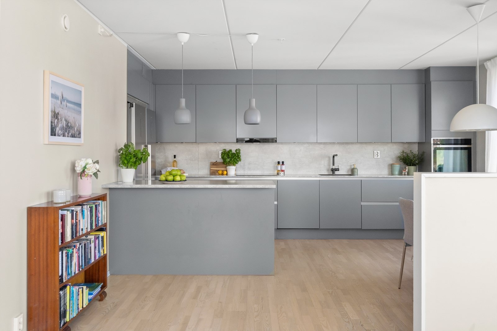 Kjøkkenet er praktisk og sosialt utformet, med god arbeidsplass og åpen kontakt med spise- og oppholdsarealet - ideelt når du vil lage mat og samtidig være til stede i rommet. Galleribilde