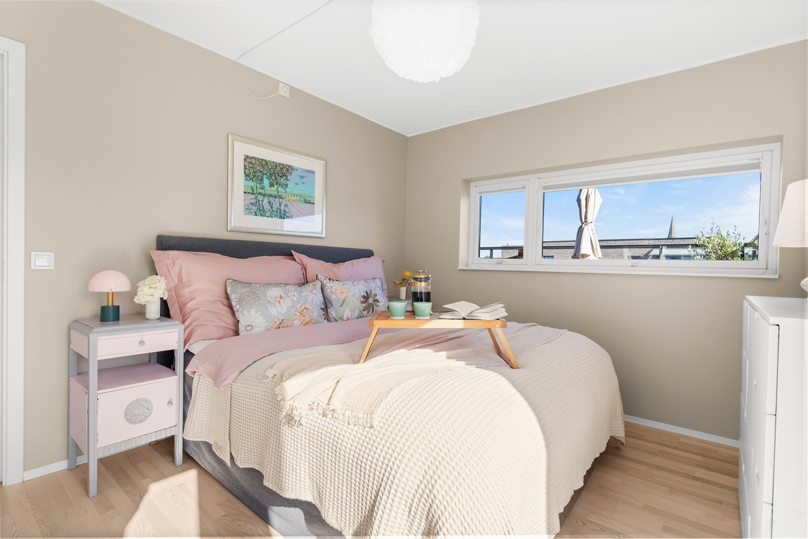 Store vindusflater slipper inn godt med lys, og sammen med moderne fargevalg skapes en lys og avslappende stemning. Galleribilde